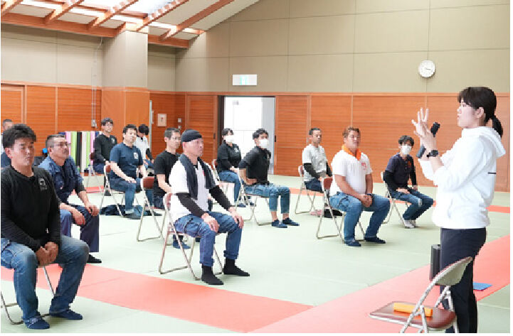 参加者に向けて実践型プログラムを説明する様子
