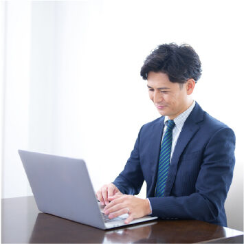 パソコンで作業するビジネスマン