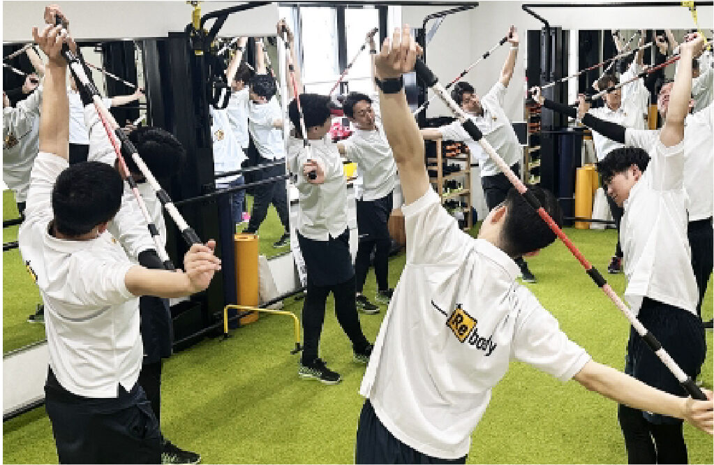 営業前にセルフコンディショニングを行う様子
