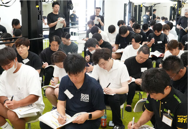 参加者が学んでいる様子