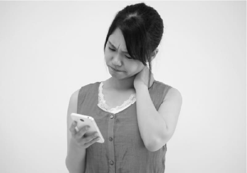 ストレートネックによる膝の痛み