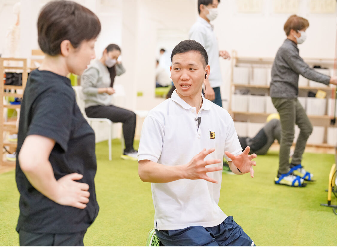 利用者へ動作指導を行う様子