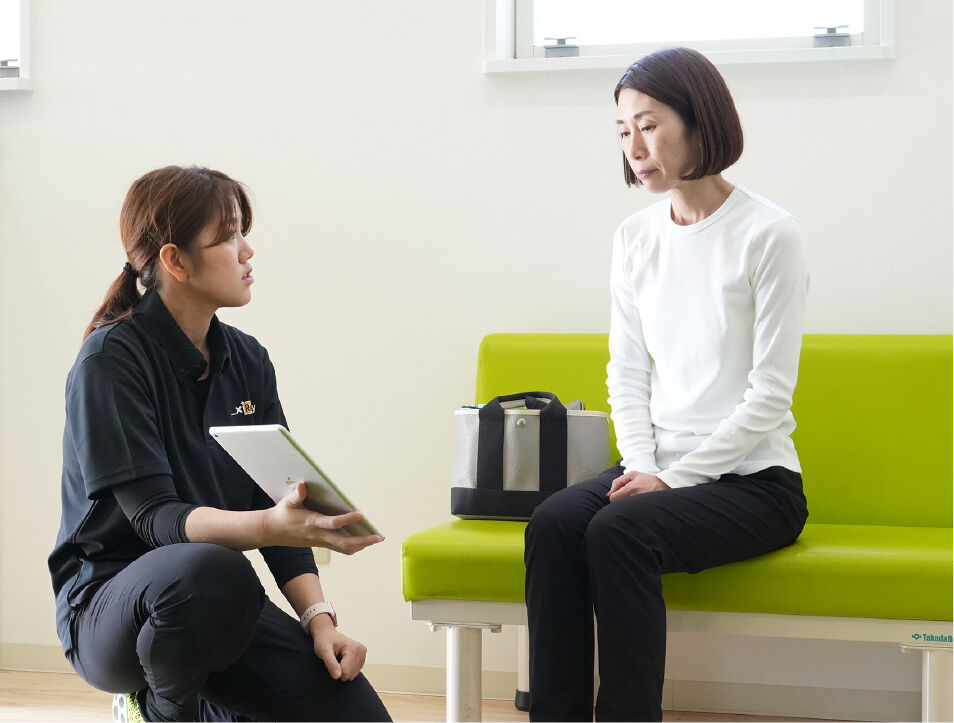 交通事故治療について相談している様子