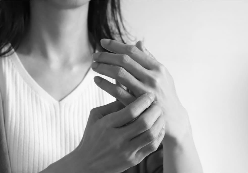 手足のしびれに悩む様子