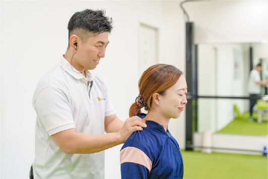 首まわりの施術をしている様子