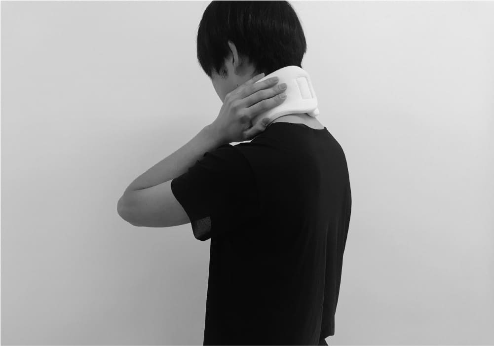 むち打ち症による首の痛みに悩む様子